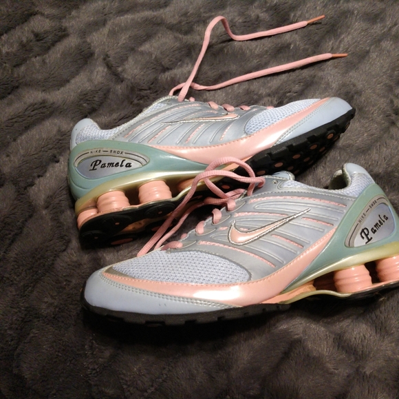 Like new Pastel Nike Aires - Picture 3 of 11